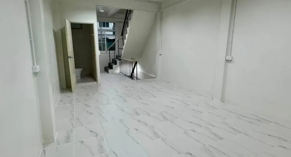 For rent 4 bedrooms retail Space in Sathon, Bangkok