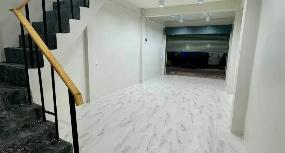 For rent 4 bedrooms retail Space in Sathon, Bangkok