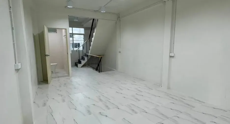 For rent 4 bedrooms retail Space in Sathon, Bangkok