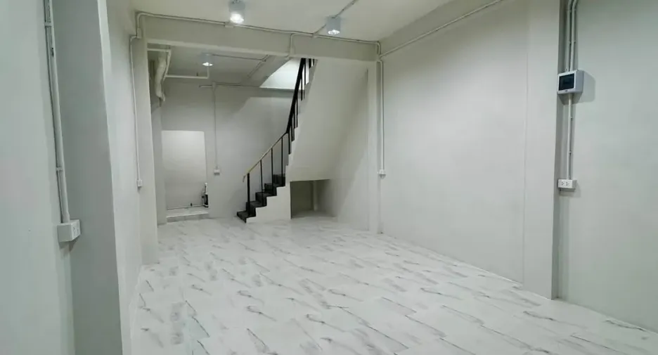 For rent 4 bedrooms retail Space in Sathon, Bangkok