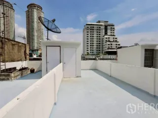 For rent 4 bedrooms retail Space in Sathon, Bangkok
