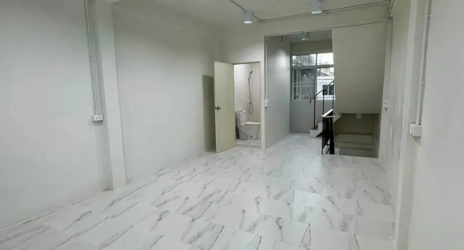 For rent 4 bedrooms retail Space in Sathon, Bangkok