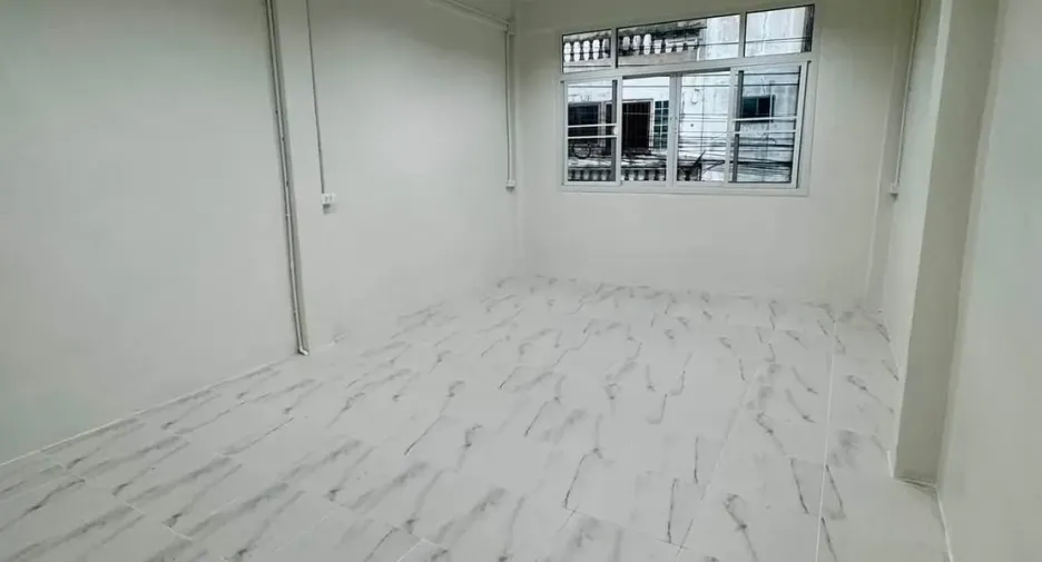 For rent 4 bedrooms retail Space in Sathon, Bangkok