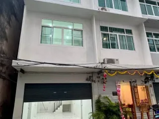 For rent 4 bedrooms retail Space in Sathon, Bangkok