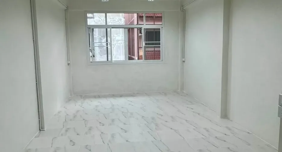 For rent 4 bedrooms retail Space in Sathon, Bangkok