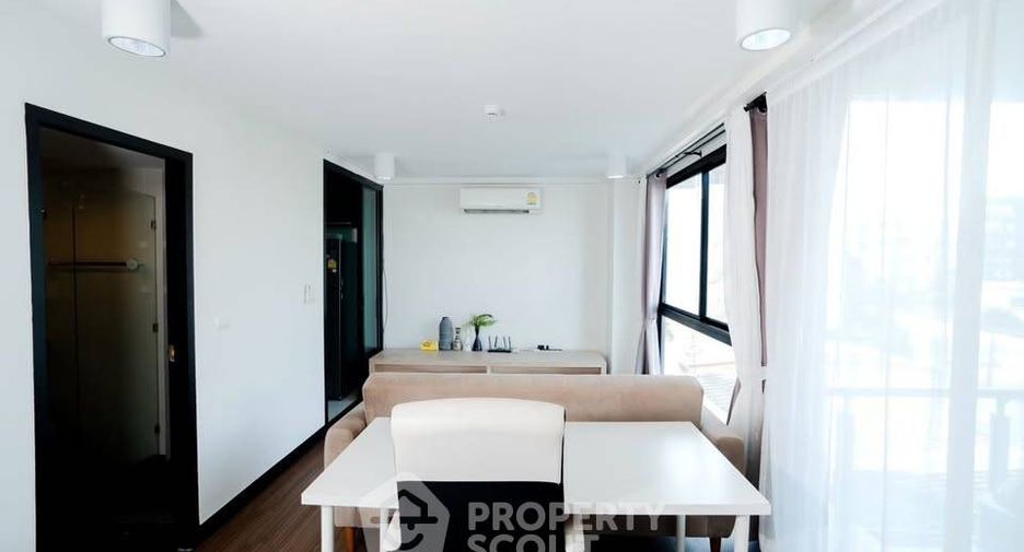 For rent 2 bedrooms condo in Huai Khwang, Bangkok
