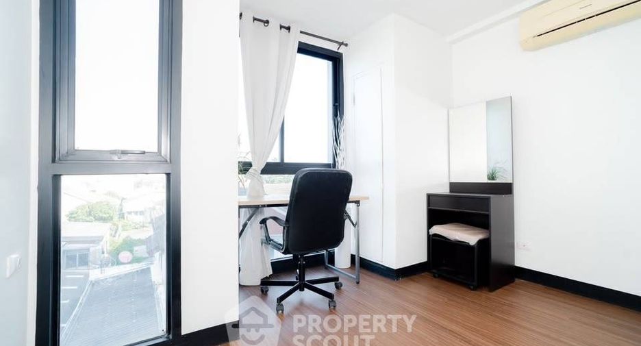 For rent 2 bedrooms condo in Huai Khwang, Bangkok