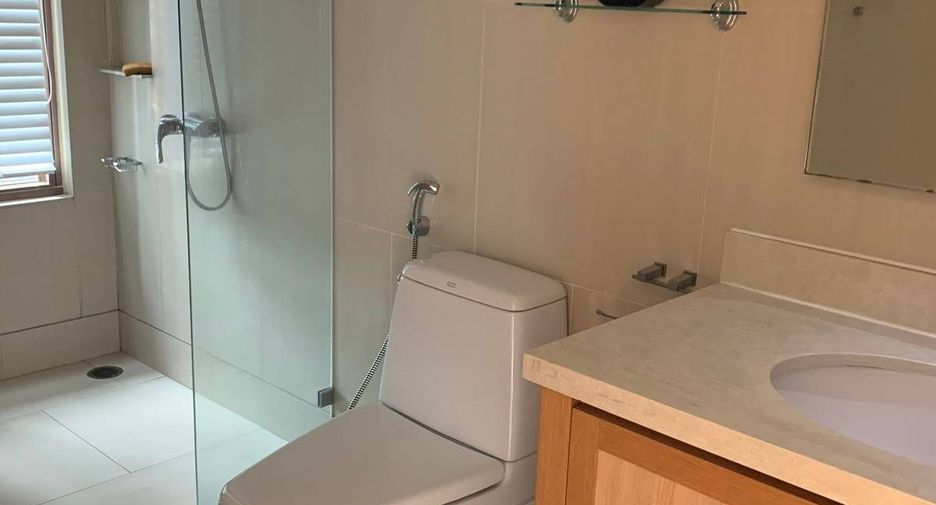 For sale 3 bedrooms condo in Khlong Toei, Bangkok