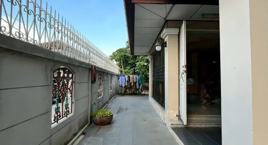For sale 4 bedrooms house in Wang Thonglang, Bangkok
