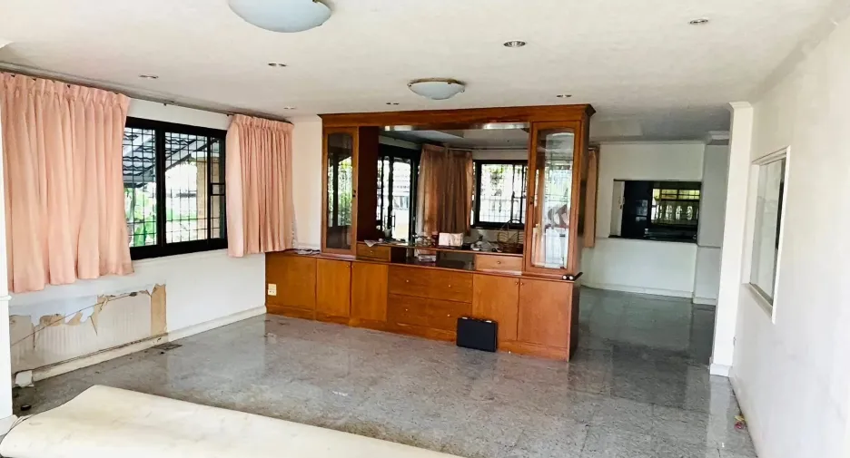 For sale 4 bedrooms house in Wang Thonglang, Bangkok