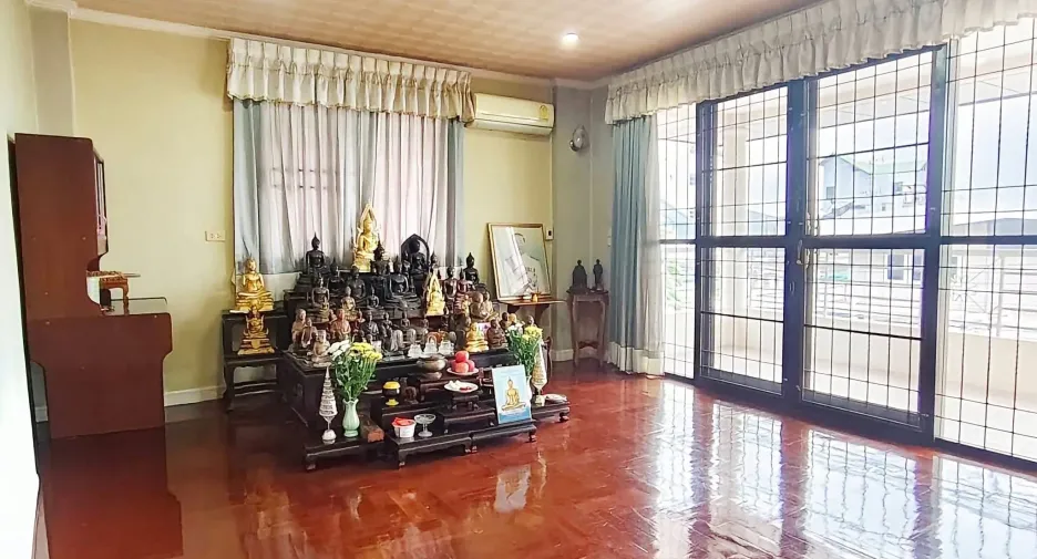 For sale 4 bedrooms house in Wang Thonglang, Bangkok