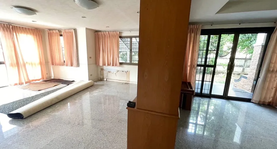 For sale 4 bedrooms house in Wang Thonglang, Bangkok