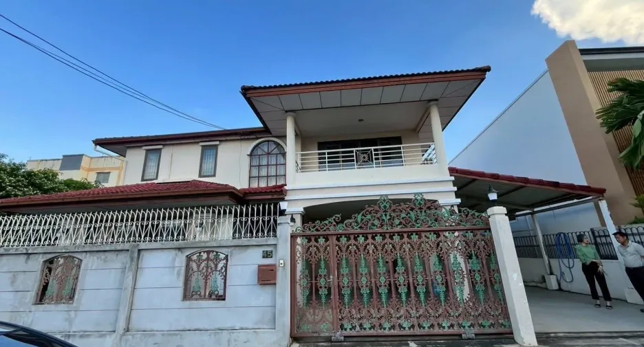 For sale 4 bedrooms house in Wang Thonglang, Bangkok