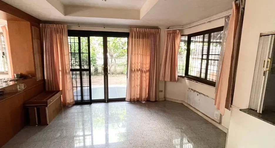 For sale 4 bedrooms house in Wang Thonglang, Bangkok