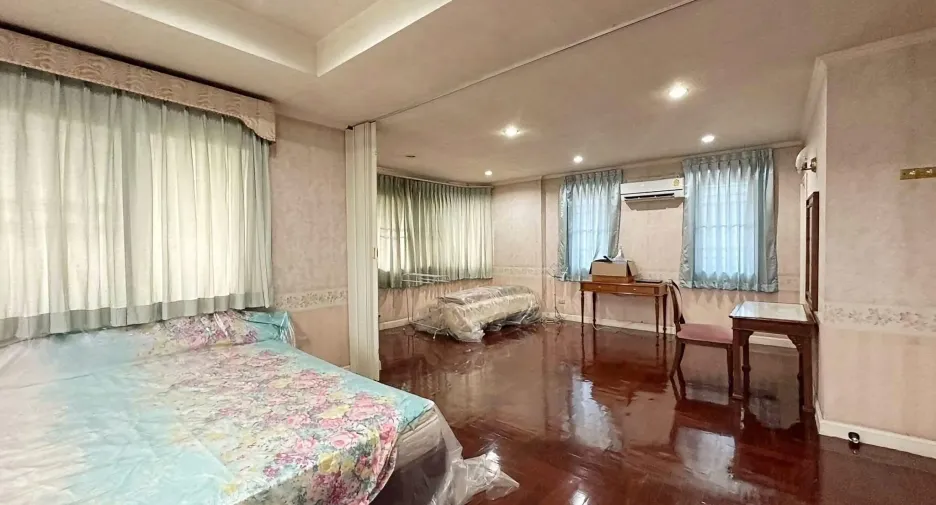 For sale 4 bedrooms house in Wang Thonglang, Bangkok