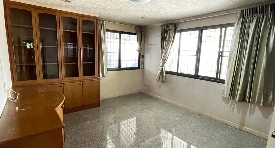 For sale 4 bedrooms house in Wang Thonglang, Bangkok