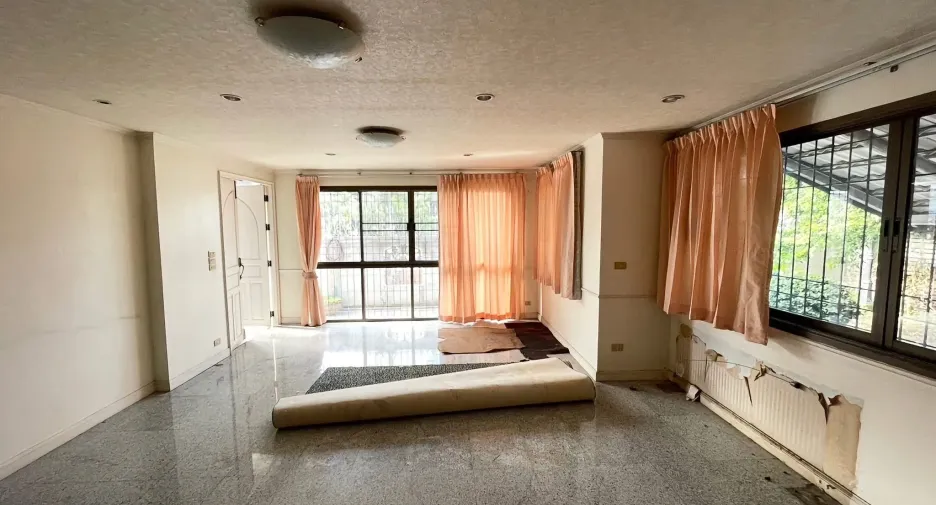 For sale 4 bedrooms house in Wang Thonglang, Bangkok