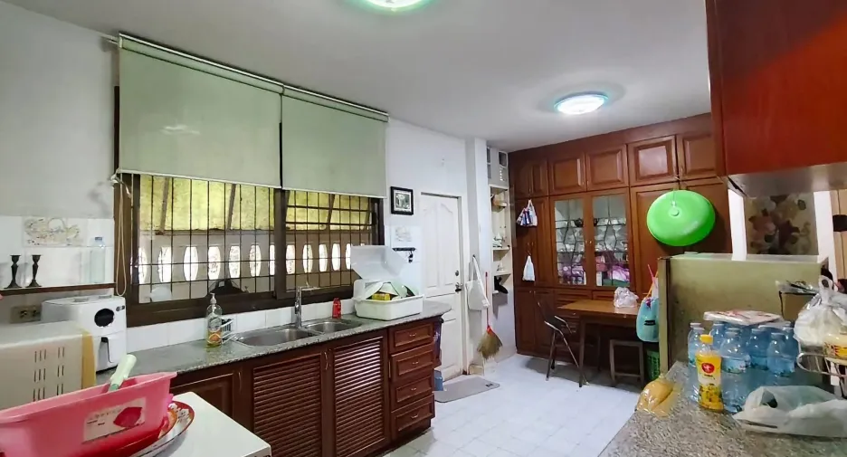 For sale 4 bedrooms house in Wang Thonglang, Bangkok