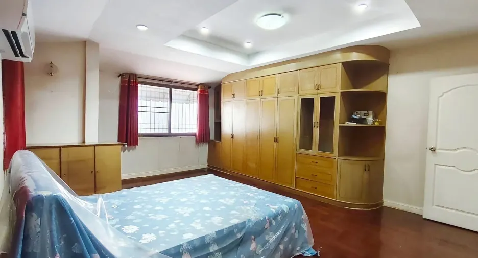 For sale 4 bedrooms house in Wang Thonglang, Bangkok