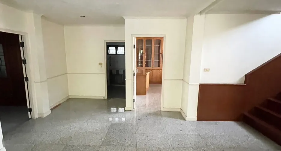 For sale 4 bedrooms house in Wang Thonglang, Bangkok