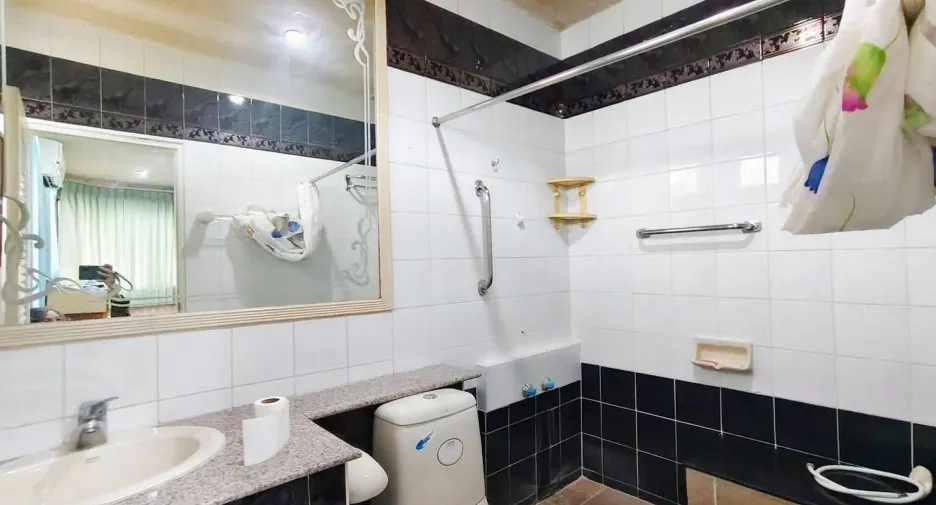 For sale 4 bedrooms house in Wang Thonglang, Bangkok