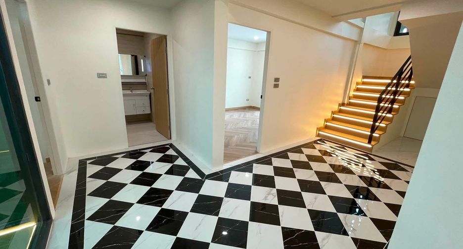 For sale 3 bedrooms house in Lat Phrao, Bangkok