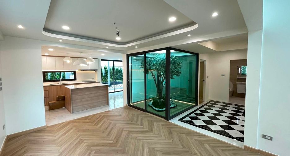 For sale 3 bedrooms house in Lat Phrao, Bangkok