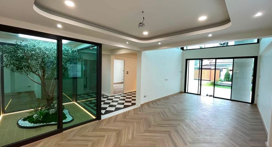 For sale 3 bedrooms house in Lat Phrao, Bangkok