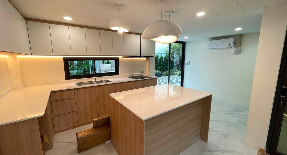 For sale 3 bedrooms house in Lat Phrao, Bangkok