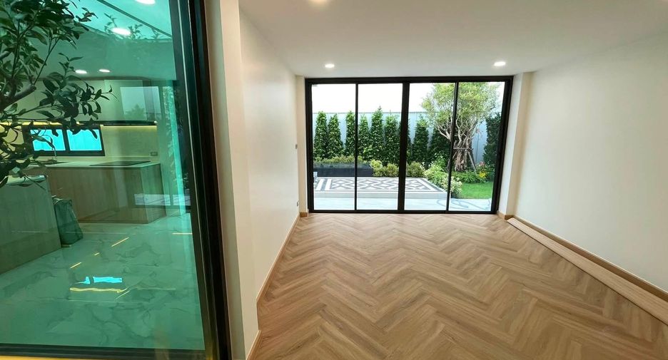 For sale 3 bedrooms house in Lat Phrao, Bangkok
