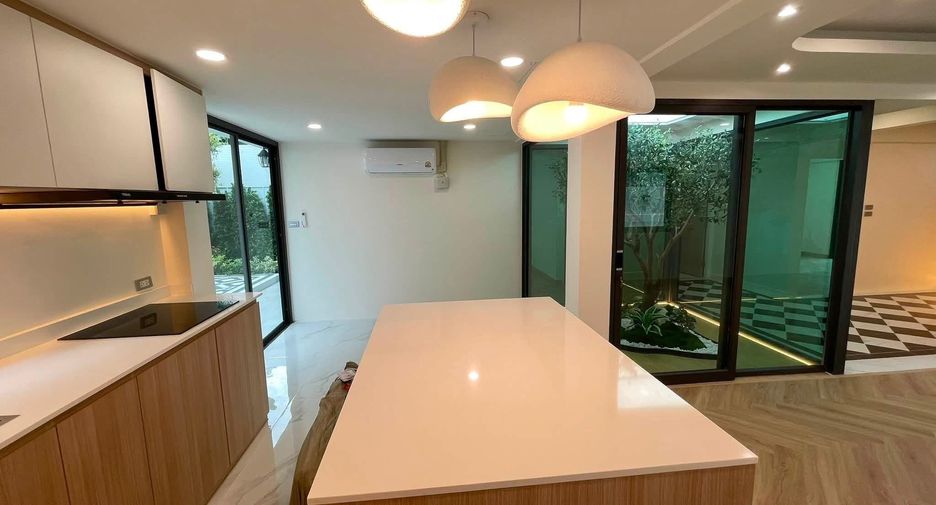 For sale 3 bedrooms house in Lat Phrao, Bangkok