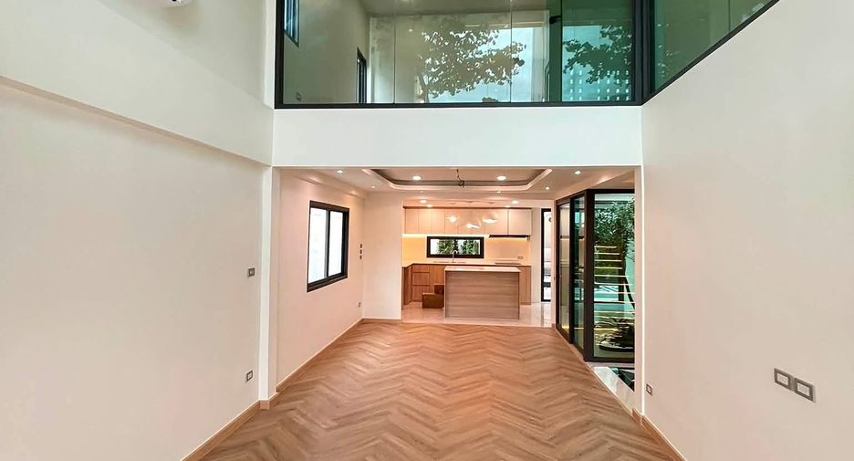 For sale 3 bedrooms house in Lat Phrao, Bangkok
