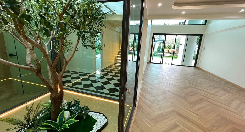 For sale 3 bedrooms house in Lat Phrao, Bangkok