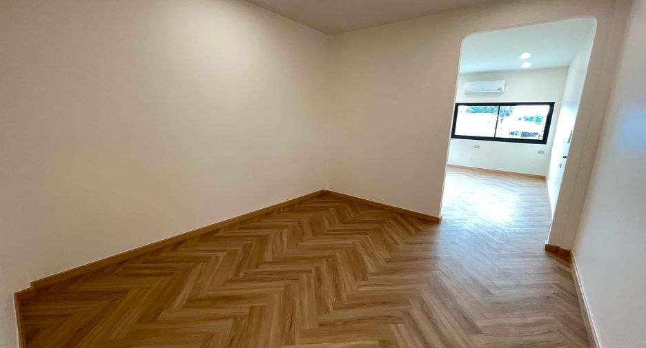 For sale 3 bedrooms house in Lat Phrao, Bangkok