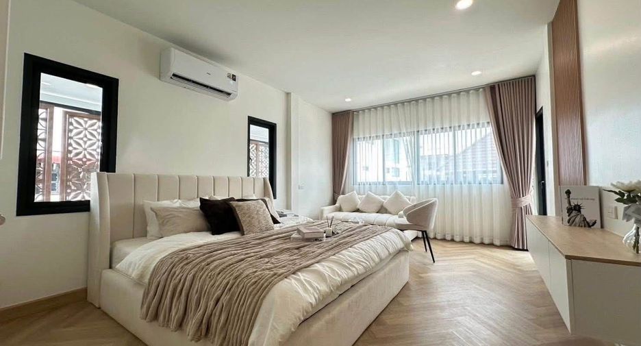 For sale 3 bedrooms house in Lat Phrao, Bangkok