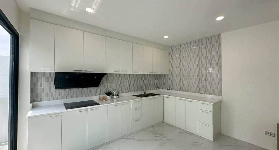 For sale 3 bedrooms house in Lat Phrao, Bangkok