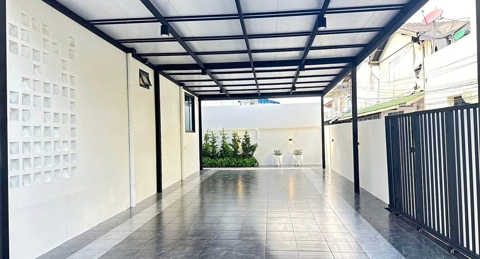 For sale 3 bedrooms house in Lat Phrao, Bangkok