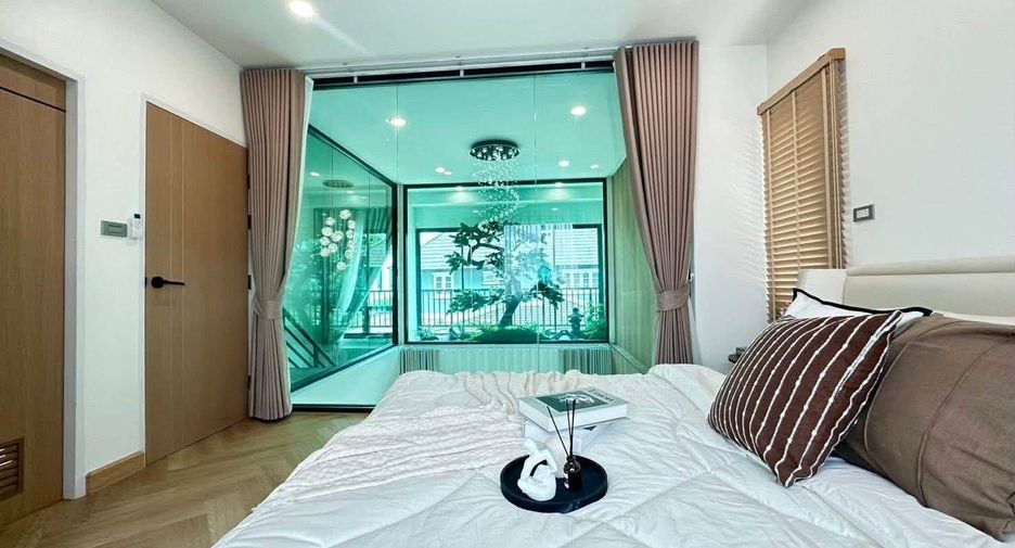 For sale 3 bedrooms house in Lat Phrao, Bangkok