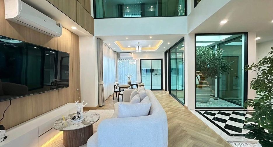 For sale 3 bedrooms house in Lat Phrao, Bangkok