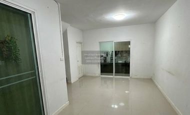 Casa adosada en venta de 4 habitaciones en Sai Noi, Nonthaburi