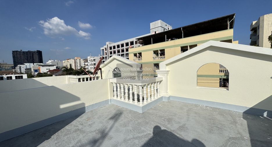 Продажа 4 спальни таунхаус в Банг Капи, Бангкок
