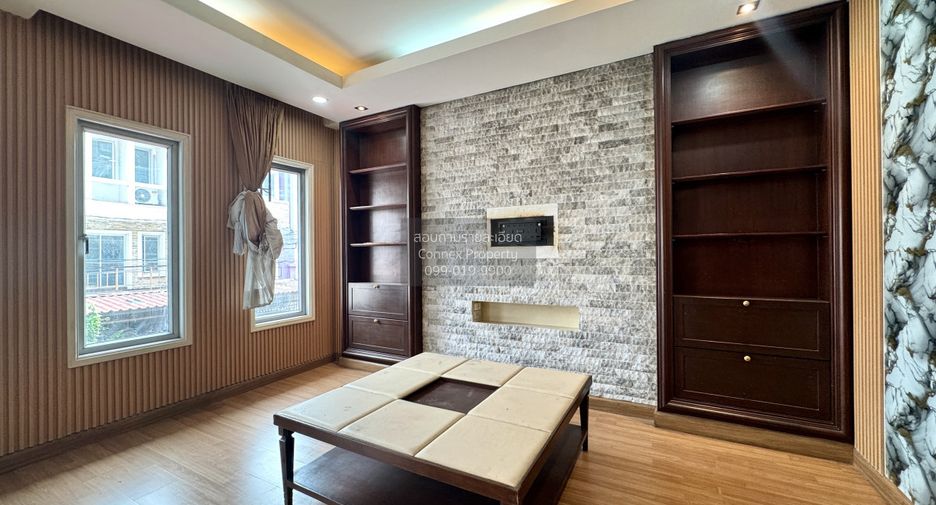 Casa adosada en venta de 3 habitaciones en Bang Khae, Bangkok