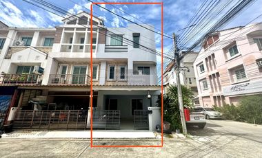 Casa adosada en venta de 3 habitaciones en Bang Khae, Bangkok