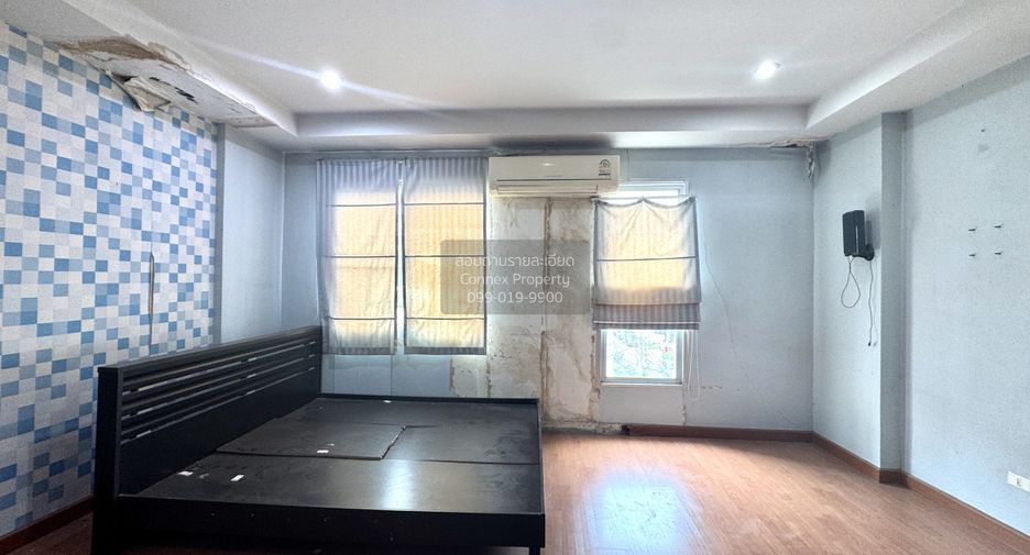 Casa adosada en venta de 3 habitaciones en Bang Khae, Bangkok