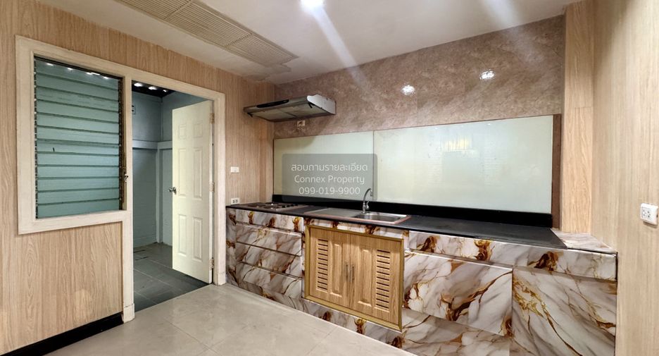 Casa adosada en venta de 3 habitaciones en Bang Khae, Bangkok