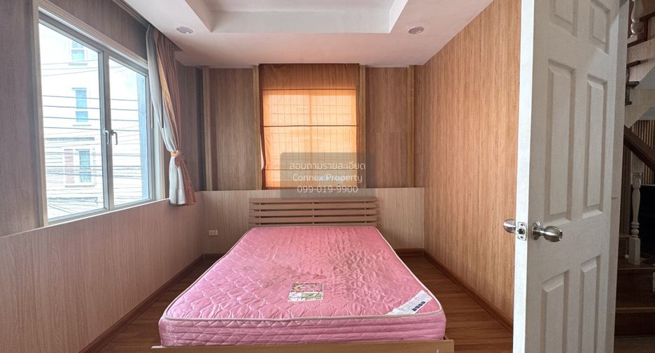 Casa adosada en venta de 3 habitaciones en Bang Khae, Bangkok