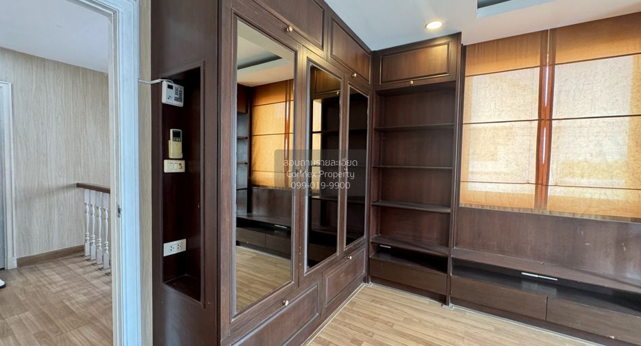 Casa adosada en venta de 3 habitaciones en Bang Khae, Bangkok