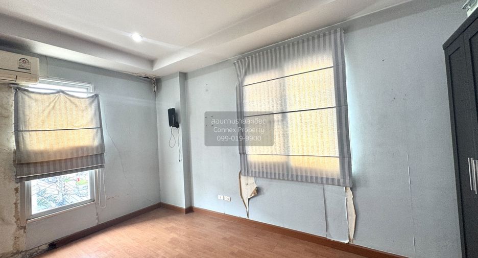 Casa adosada en venta de 3 habitaciones en Bang Khae, Bangkok