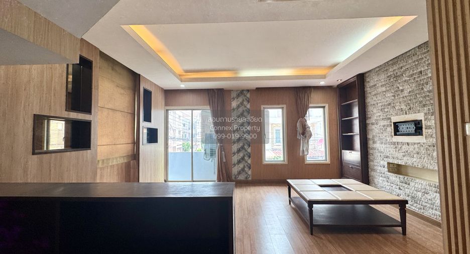 Casa adosada en venta de 3 habitaciones en Bang Khae, Bangkok
