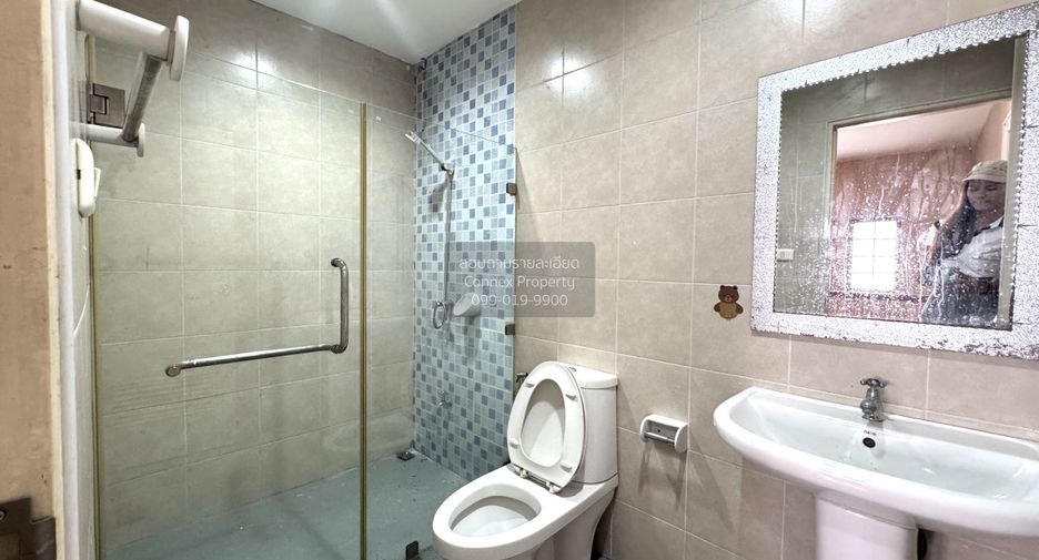 Casa adosada en venta de 3 habitaciones en Bang Khae, Bangkok